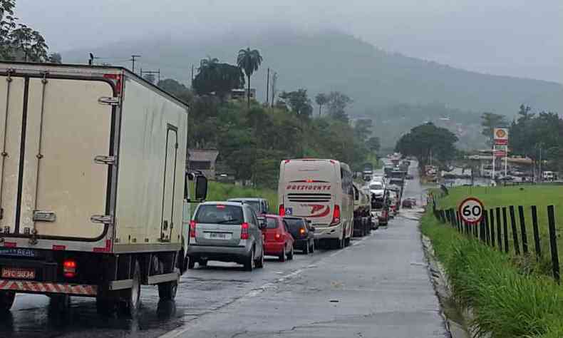 Congestionamento na BR-381 j ultrapassa sete quilmetros(foto: Paulo Filgueiras/EM/D.A.Press)