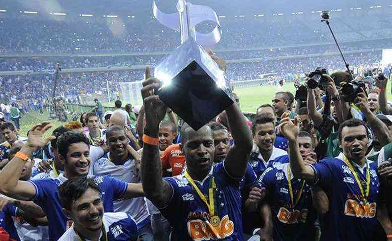 Ded comemorando ttulo do Campeonato Brasileiro de 2013, pelo Cruzeiro