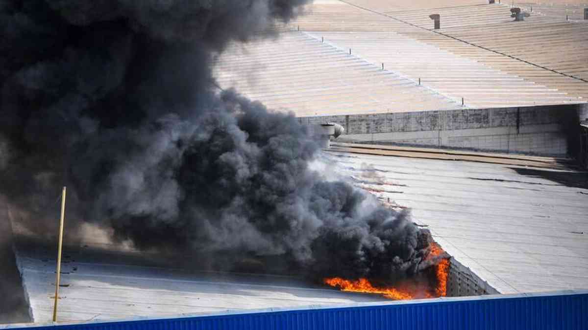 Defesa Civil identifica dano ao telhado de supermercado após incêndio em BH