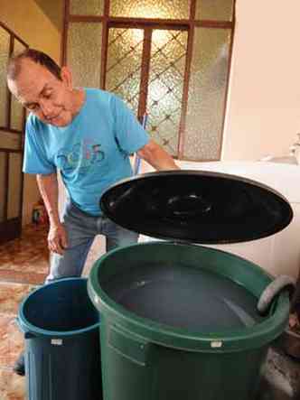 O aposentado João Alberto reaproveita água da máquina de lavar e mantém o reservatório tampado para evitar focos do mosquito transmissor(foto: Marcos Vieira/EM/D. A Press)