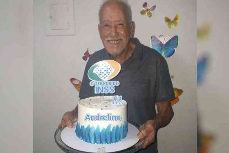 Andrelino Vieira da Silva segura o bolo de aniversrio com o tema Terror do INSS 