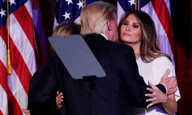 Melania Trump cumprimenta o marido e Donald Trump, aps o discurso da vitria (foto: MARK WILSON )
