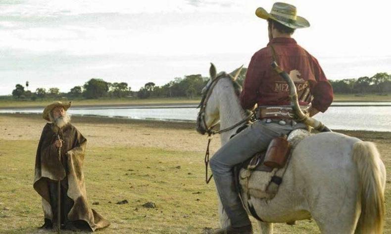 Velho do Rio encontra Tadeu, que pretende ir embora ao saber que é filho adotivo de José Leoncio(foto: Globo) Velho do Rio e Tadeu, a cavalo, em cena de Pantanal