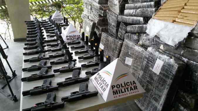 Drogas e armas estavam escondidas em carga de farinho de trigo em carreta que deixou o Rio de Janeiro e tinha Contagem, na Grande BH, como destino final Polcia Militar/ Divulgao