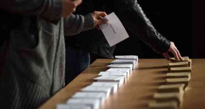 O nvel de mobilizao dos 47 milhes de eleitores  uma das incgnitas das eleies, que registravam um grande nmero de indecisos nas pesquisas(foto: AFP / DAMIEN MEYER )