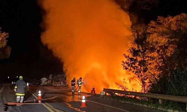 Bombeiros esto em rodovia tentando controlare apagar incndio em carreta na margem da rodovia