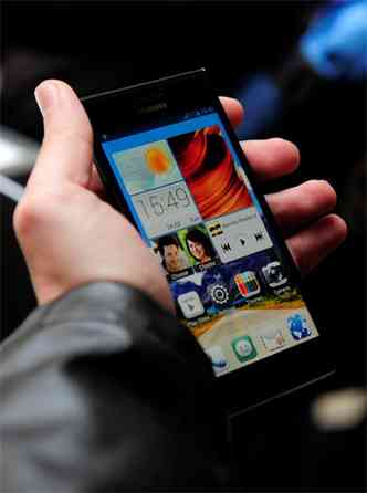 O Ascend P2, da Huawei, apresentado como o mais rpido do mundo(foto: AFP PHOTO / JOSEP LAGO)