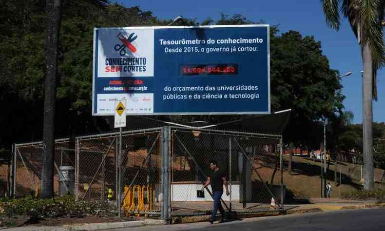 Em agosto deste ano, um painel digital foi instalado na portaria da UFMG na Avenida Antnio Carlos informando, em tempo real, o valor em cortes financeiros que a universidade sofreu desde 2015(foto: Tlio Santos/ EM/ D.A Press)