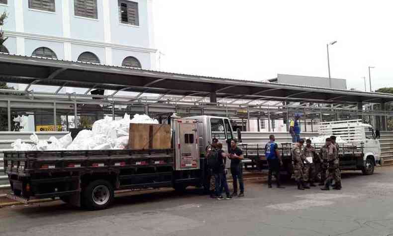 Mercadorias apreendidas foram colocadas em caminhes(foto: Jair Amaral/EM/D.A PRESS)