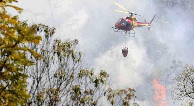 Helicptero tenta conter chamas na Serra do Rola-Moa: dificuldade de chegar a culpados sobrecarrega responsveis por combate(foto: Jair Amaral/EM/D.A press)