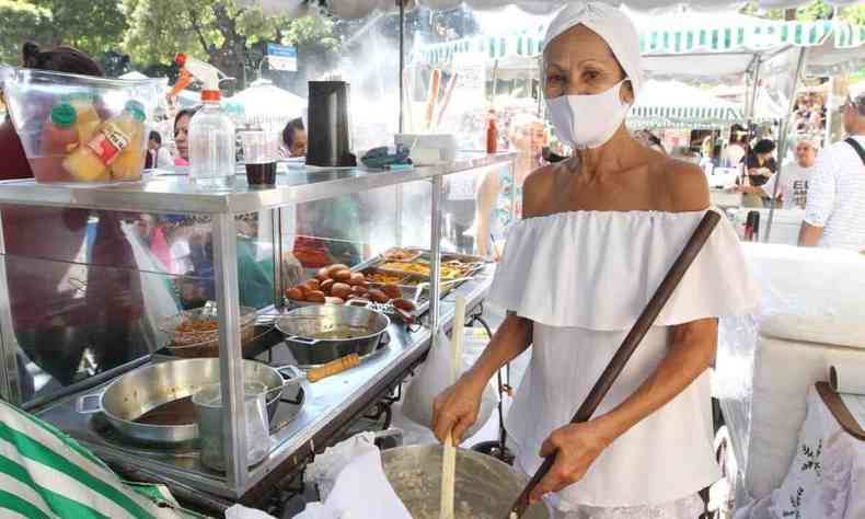 Rosa Amlia da Silva usa roupa branca enquanto prepara o bolinho de acaraj