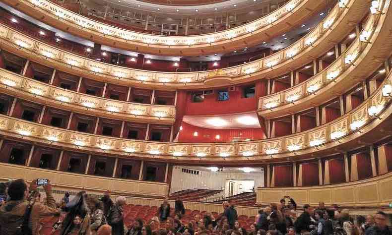 O majestoso interior do Teatro da pera de Viena, cujo auditrio acomoda 2.800 pessoas(foto: Elizabeth Colares/em/d. a pre)
