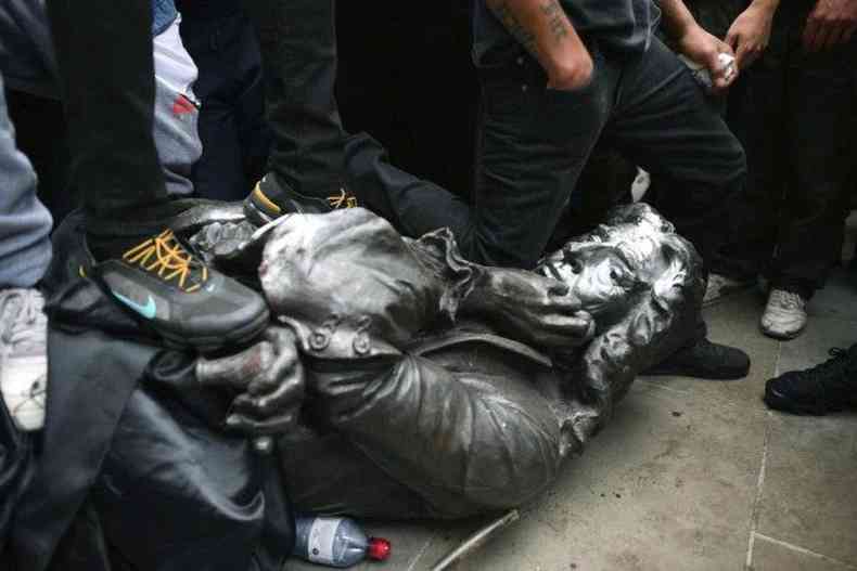 Manifestantes derrubam estátua do traficante de escravos Edward Colston