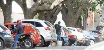 Toninho trabalhou nessa segunda-feira sem ser incomodado pela fiscaliza��o municipal(foto: Marcos Michelin/EM/D.A PRESS )