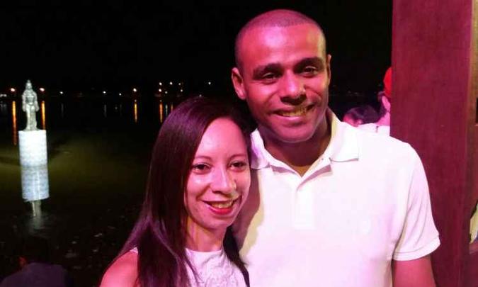 Maria das Dores Silva e Walisson Batista de Freitas celebram o ano novo na Lagoa da Pampulha(foto: Leandro Couri/EM/D.A.Press) Maria das Dores Silva e Walisson Batista de Freitas celebram o ano novo na Lagoa da Pampulha(foto: Leandro Couri/EM/D.A.Press)