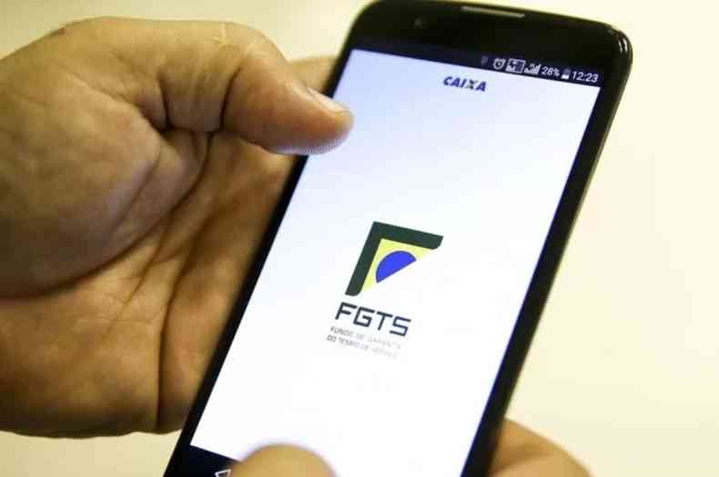 celular com app do FGTS aberto na tela