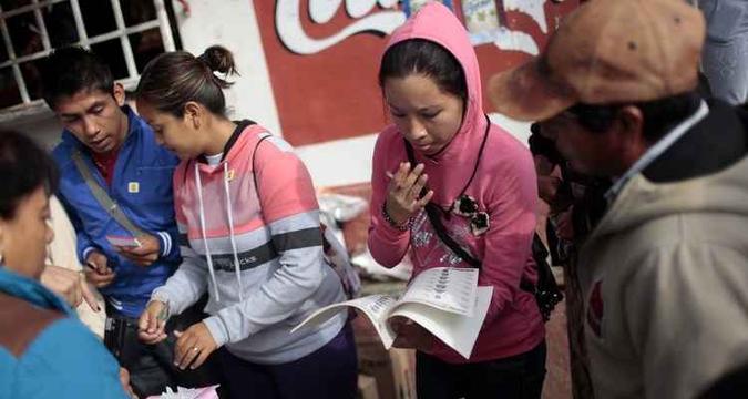 Milhes de mexicanos se enfileiraram para votar neste domingo nas eleies de meio mandato(foto: Pedro Pardo/AFP )