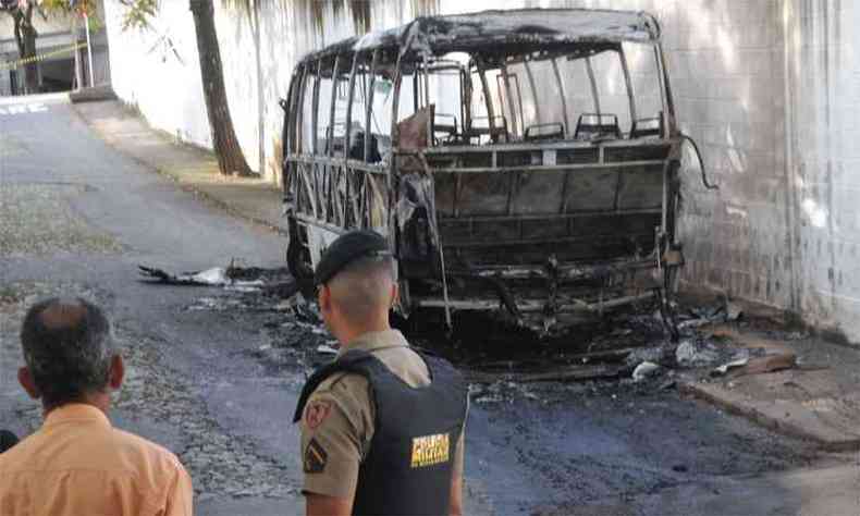 No Bairro Juliana, na capital, veculo de Turmalina foi queimado s 2h40(foto: Jair Amaral/EM/DA Press)