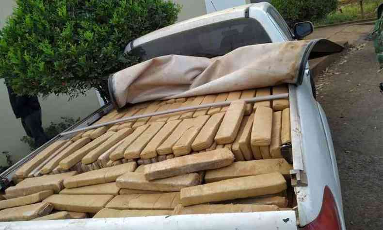 Tabletes de maconha estavam na carroceria da caminhonete(foto: Polcia Militar/Divulgao)