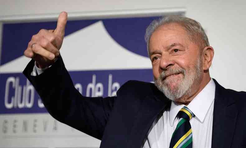 Ex-presidente Lula  tido como principal oponente de Bolsonaro na disputa eleitoral em 2022(foto: AFP / Fabrice COFFRINI)
