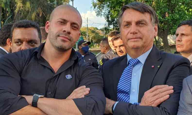 Jair Bolsonaro e Silveira de braos cruzados