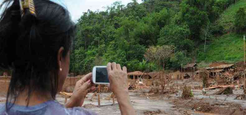 Pessoas como a professora aposentada Eliane de Souza tm visitado os povoados para ver de perto dimenses da catstrofe(foto: Tulio Santos/EM/D.A Press)