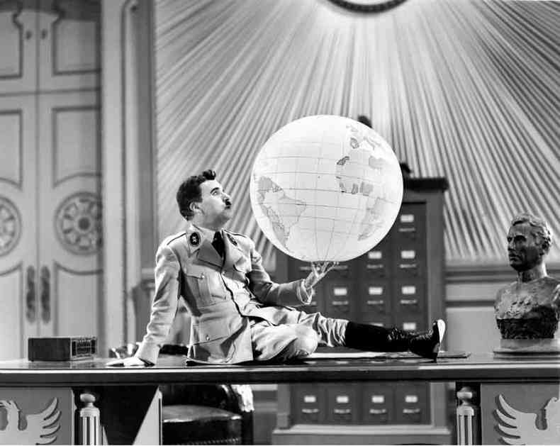 Cena do filme O grande ditador, de 1940, no qual Chaplin interpreta Hitler com o globo terrestre. Obra do genial ator e diretor  lembrada no livro de Srgio Augusto, principalmente as referncias ao ditador alemo(foto: TV BRASIL/DIVULGAO)