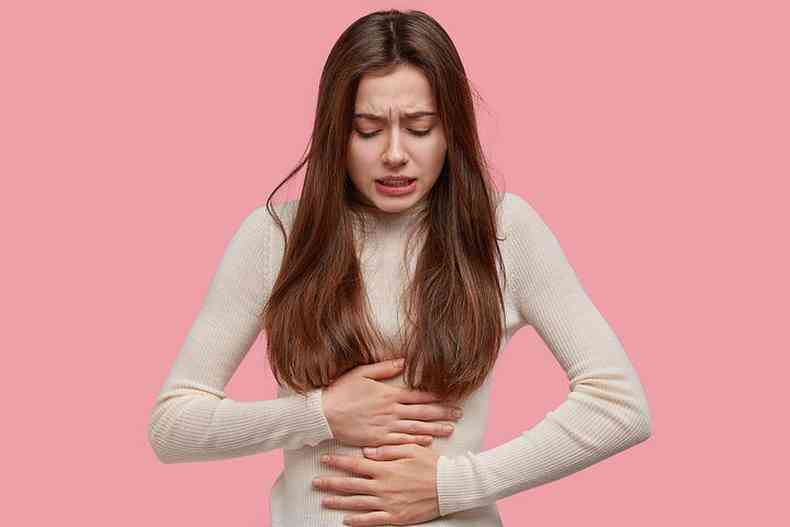 Jovem com dores na região abdominal por menstruação