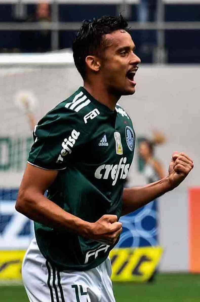 Com o interesse do Palmeiras para manter Marcos Rocha, Galo tenta trazer Gustavo Scarpa(foto: NELSON ALMEIDA/AFP)