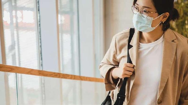 Funcion�ria de m�scara