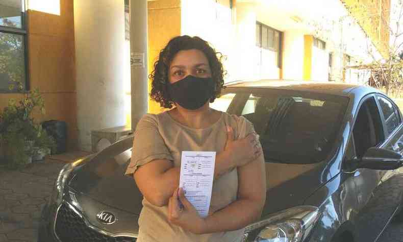 Karla Minafra, engenheira civil, foi uma das vacinadas com a primeira dose da vacina(foto: Edsio Ferreira/EM/DA Press)