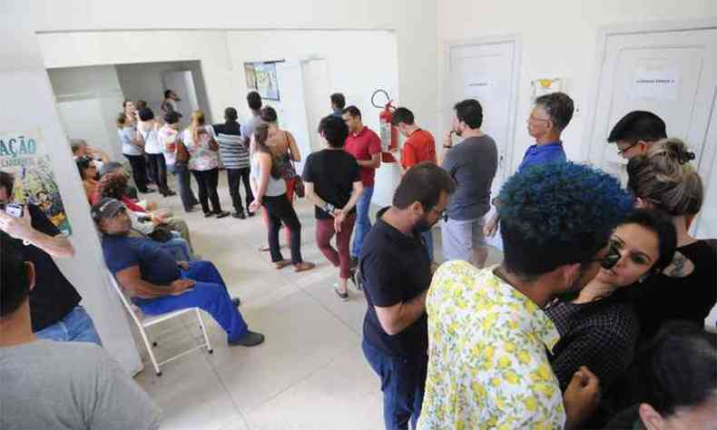 Fila  espera da dose no Centro Osvaldo Cruz, no Barro Preto (foto: Leandro Couri/EM/DA Press)