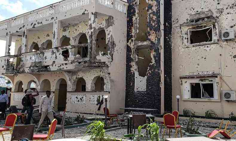 Hotel em Kismayo, na Somlia, fica destrudo(foto: AFP/Stringer)