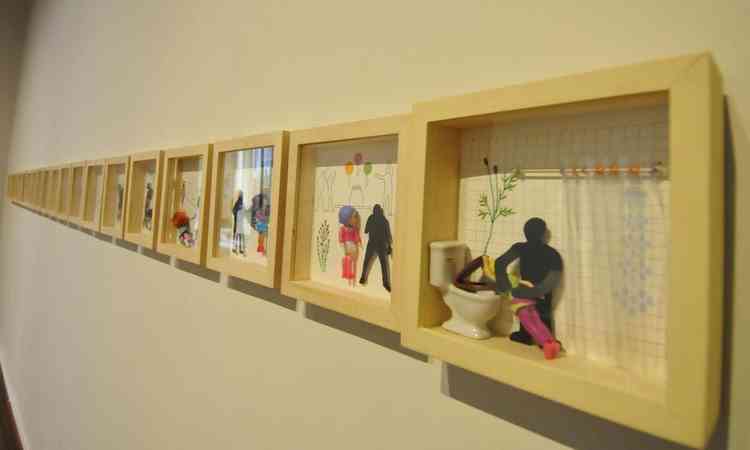 Pequenos quadros criados por Luciana Hermont retratam cenas de violncia domstica, como homem enfiando cabea de mulher em vaso sanitrio