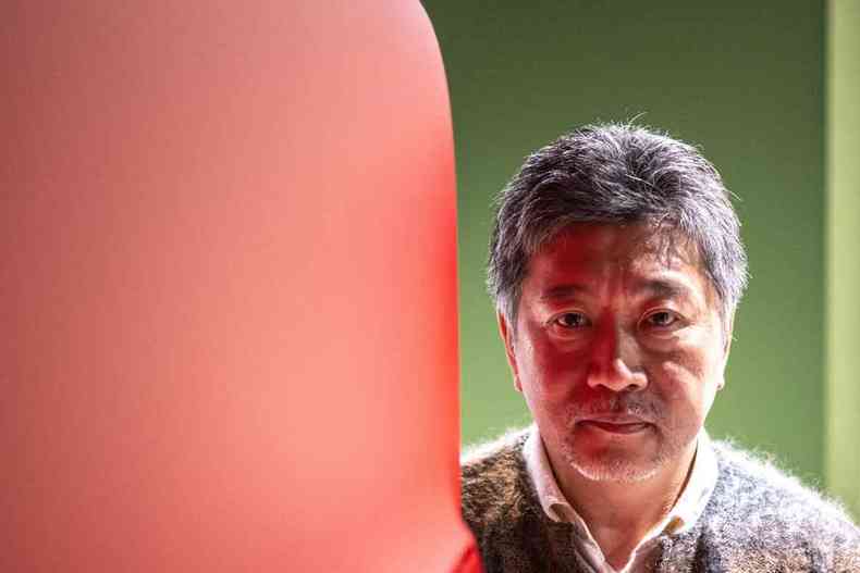 Diretor de cinema japons Hirokazu Kore-eda olha para a cmera