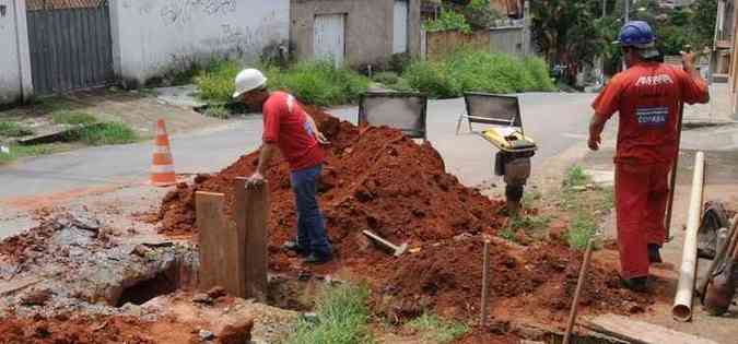 Na Vila da Lua, Copasa faz interveno para evitar poluio de curso d'gua(foto: Paulo Filgueiras/EM/D.A Press)