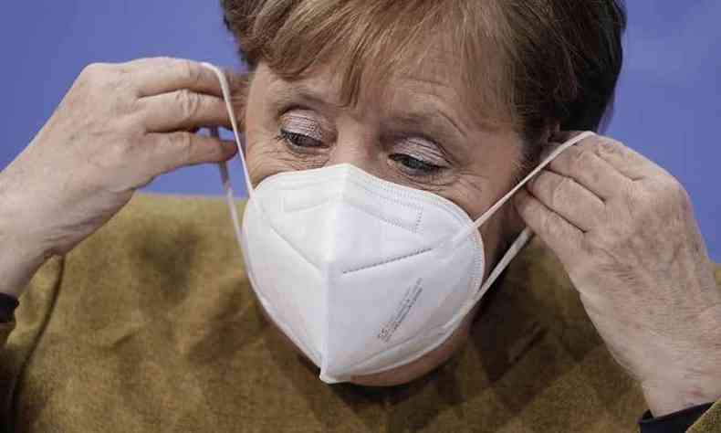 Segundo Angela Merkel, mesmo que o exame resulte negativo, os turistas devero entrar em quarentena por cinco dias e fazer um segundo procedimento(foto: Michael Kappeler/AFP)