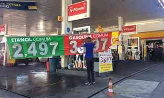Frentista troca preo de combustvel em posto da capital(foto: Edsio Ferreira/EM)