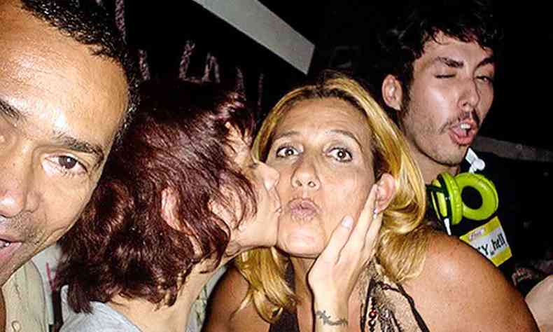 Rita Cadillac ganha beijo em festa na boate Mary in Hell