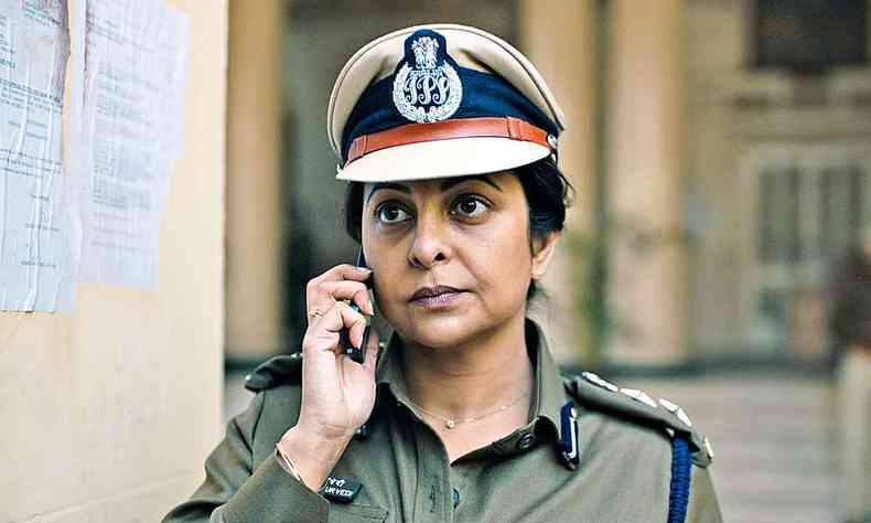 Atriz Shefali Shah como a policial Vartika Chaturvedi