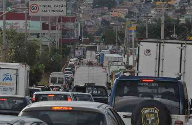 Flagrante de congestionamento em trecho na altura do Bairro Eldorado, em Contagem, sentido Centro-bairro (foto: Marcos Michelin/EM/D.A Press)