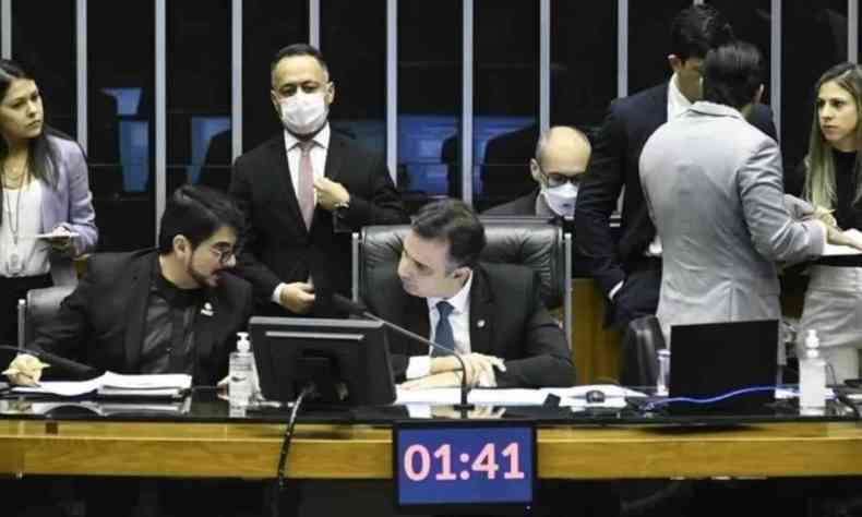Rodrigo Pacheco sentado na mesa principal do plenrio ao lado de outros parlamentares