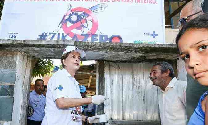 Ex-presidente ''est sendo objeto de uma grande injustia'', afirmou Dilma durante visita  favela Zeppelin (RJ), neste sbado(foto: Roberto Stuckert Filho/PR)