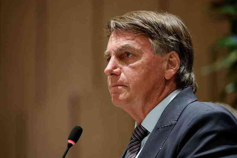 Bolsonaro fala ao microfone