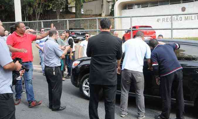 Taxistas da capital cercaram um dos prestadores de servio do aplicativo diante da sede do Ministrio Pblico: clima de tenso e escolta da PM(foto: Paulo Filgueiras/EM/D.A Press)
