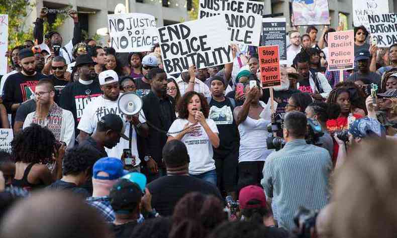 Manifestao em Dallas, no Texas, contra mortes praticadas por policiais (foto: AFP/Laura Buckman )