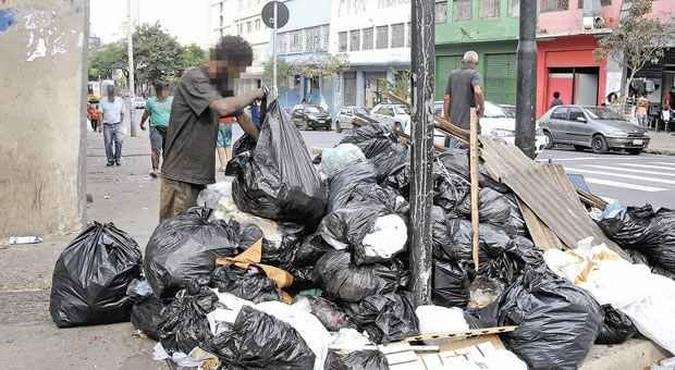 Se nas avenidas, o lixo est� acomodado corretamente, nos arredores � problema (foto: Beto Magalh�es/EM/D.A Press )