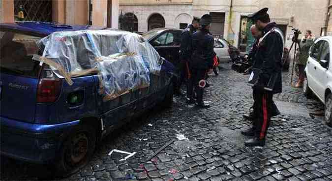 Bomba atingiu carros e vidraas prximas a Igreja de Santo Ivo dos Bretes(foto: AFP PHOTO / TIZIANA FABI )