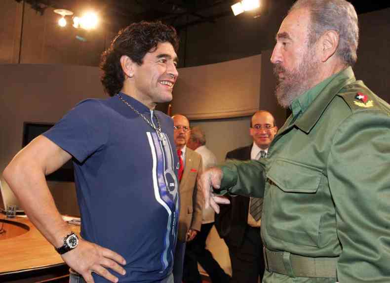 Maradona foi para Cuba no incio dos anos 2000, onde estreitou laos com Fidel Castro(foto: Ismael Francisco Gonzalez/AFP)