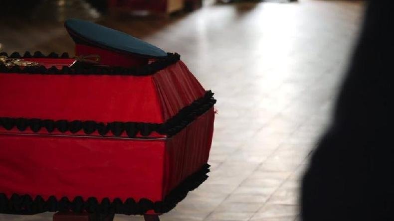 (foto: BBC) caixão em um funeral militar